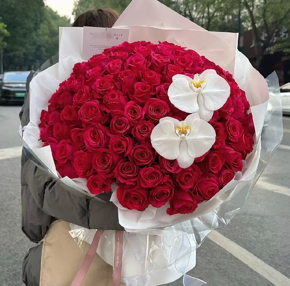99朵紅玫瑰加蝴蝶蘭花束